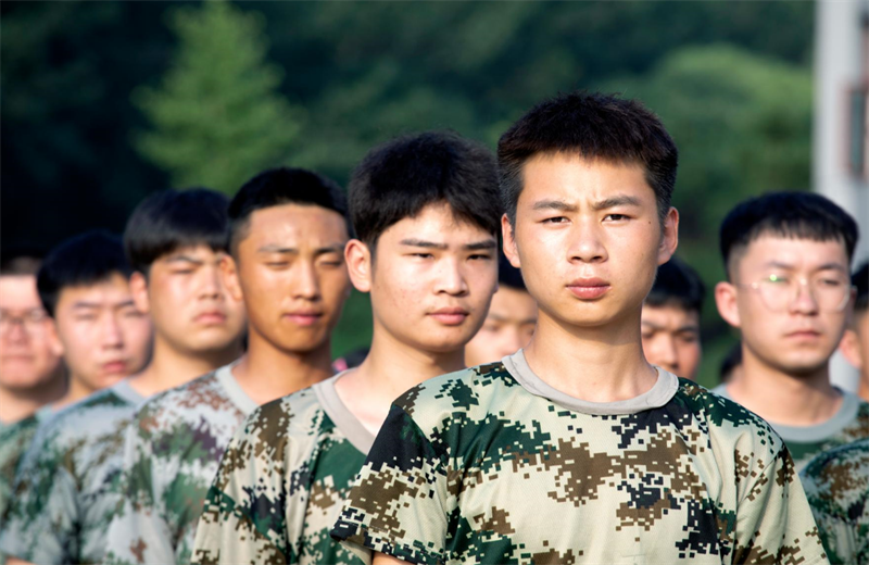 2021年7月6日，北京集团百名应届大学生褪下便服换上军装，在训练场上接受为期2天的军训，享受入职前的第一份美好记忆。